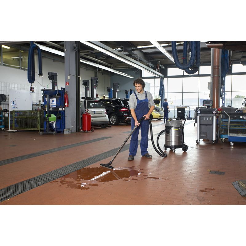 NT_70_2_Me_Automotive_wet_floor_app_1_96-dpi-