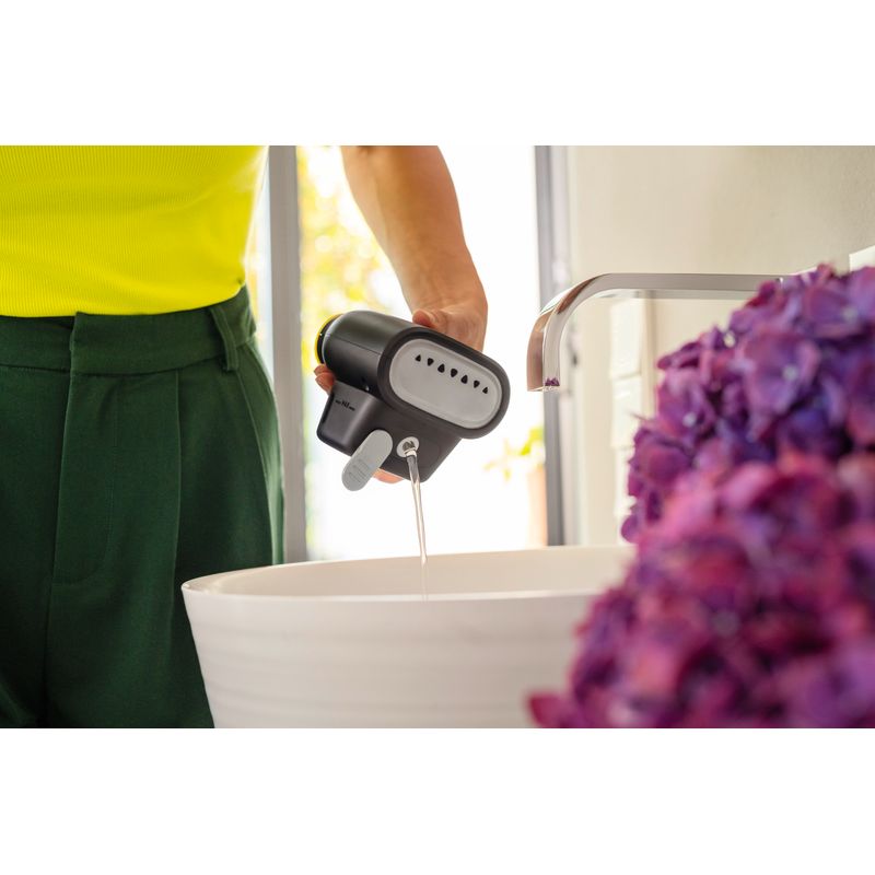 SC_garment_steamer_emptying_tank_app_01_CI20-Portal_Image_High_3k.jpg